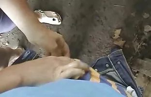 banyosuna tırmanırken, kız oradan kurtulmaya başlar, Gerçekten de, eski türk sex filmleri